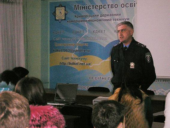 В рамках Всеукраїнського тижня безпеки дорожнього руху правоохоронці провели пізнавальні заняття зі студентами Кривого Рогу