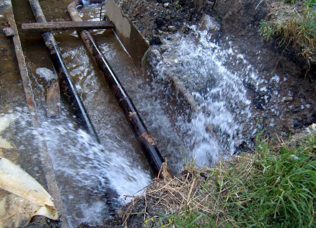 В Кривом Роге четвертый день не устраняется порыв труб водоснабжения