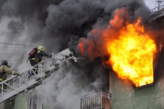 Пожар в Кривом Роге: курение в постели привело к возгоранию двух этажей жилого дома
