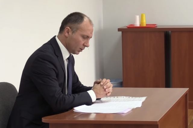 Прокурор Алексей Чернов, который не ответил на элементарные вопросы на собеседовании, проходит в прокуратуру