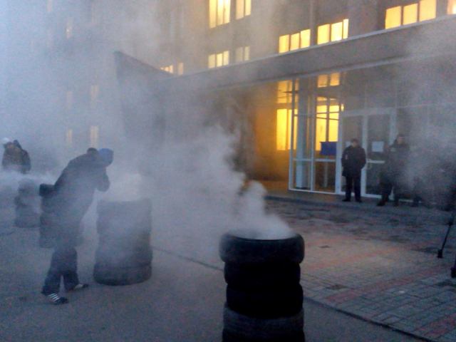 Криворожские активисты провели предупредительную акцию под зданием горисполкома