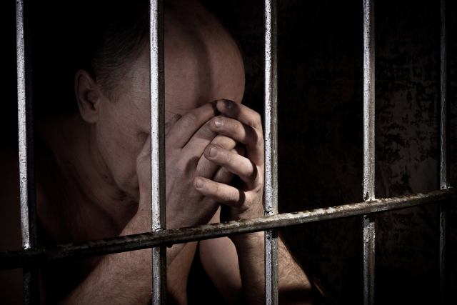 У Кривому Розі до 11 років позбавлення волі засуджено міліціонерів за збут наркотичного засобу