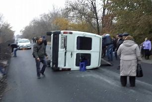 На трассе Широкое-ЮГОК перевернулась маршрутка с людьми