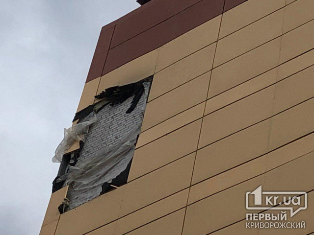 Криворожские спасатели демонтировали разрушенную обшивку с новой многоэтажки
