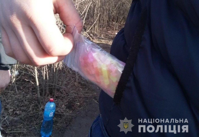 В лесополосе под Кривым Рогом полиция задержала парня с сотней наркодоз «для себя»