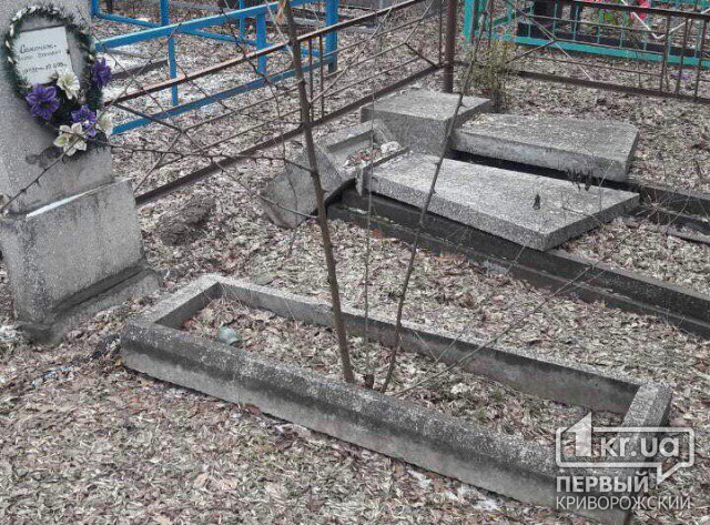 В Кривом Роге полиция задержала вандалов, которые ломали надгробные плиты ради металла