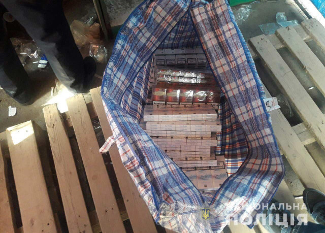 1000 пачек сигарет изъяли криворожские полицейские у торговцев на рынке
