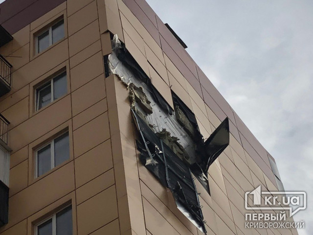 Криворожские чиновники просят АМКР отремонтировать многоэтажку, с которой отпала часть обшивки