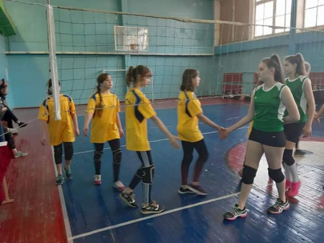 Школьницы из Кривого Рога одержали победу на областной олимпиаде по волейболу