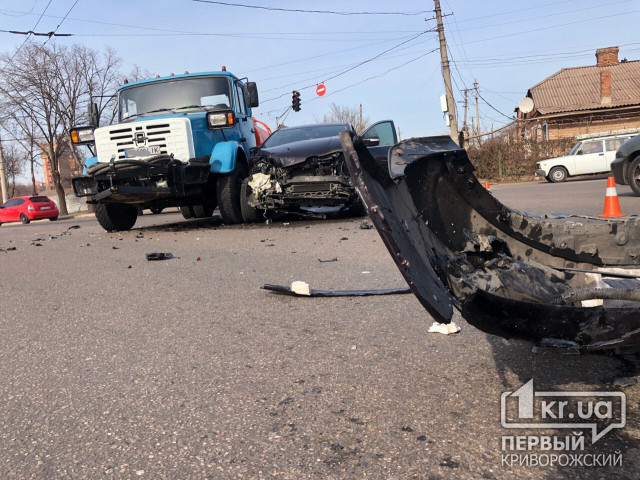ДТП в Кривом Роге: столкнулись грузовик и Mazda, есть пострадавшие