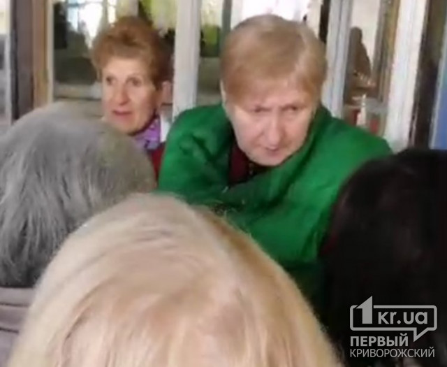 В Кривом Роге пенсионеры «штурмом» взяли избирательный участок, который не открылся вовремя