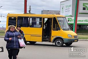 На кольце 95 квартала в Кривом Роге столкнулись маршрутка и легковушка