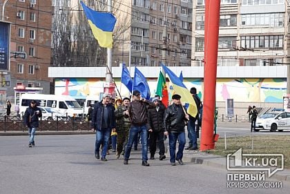 В Кривом Роге заводчане на проезжей части требовали честных выборов и чистого воздуха