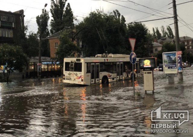 В Кривом Роге во время бури троллейбус застрял в реке из дождевой воды