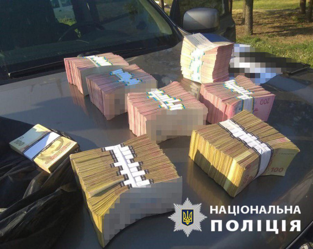 ОПГ, члены которой уклонялись от уплаты налогов и организовали конвертационный центр, задержали правоохранители Днепропетровской области