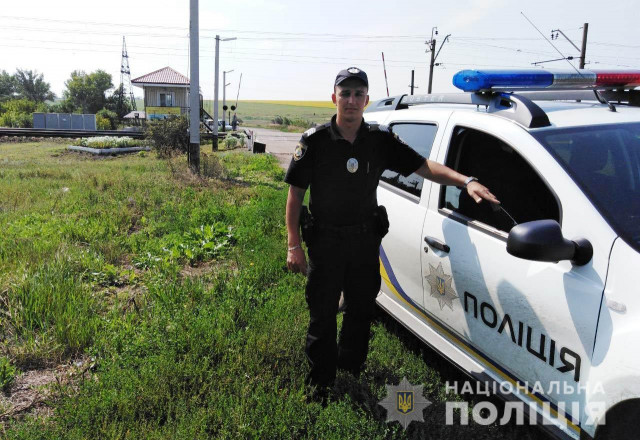 На Днепропетровщине полицейский спас девушку, которая бросилась под поезд