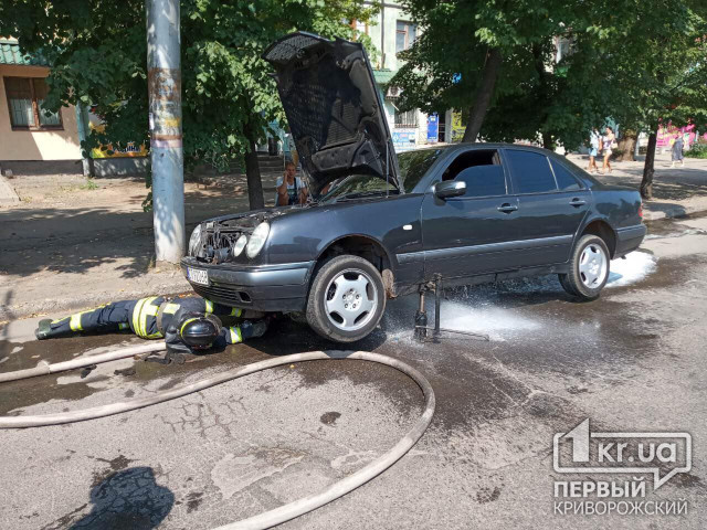 В Кривом Роге на временной стоянке горел старенький Mercedes