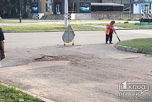 В Кривом Роге перед приездом Президента Зеленского латают ямы на дорогах