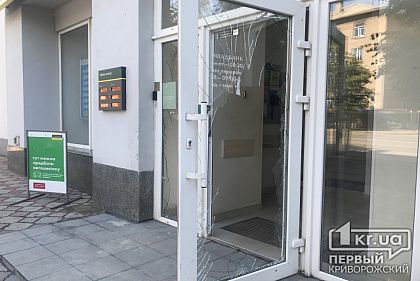 В Кривом Роге во время бури у одного из отделений Ощадбанка разбило стеклянную входную дверь