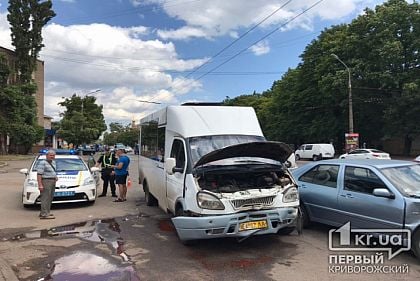 ДТП в Кривом Роге: маршрутка и легковушка столкнулись на центральном проспекте