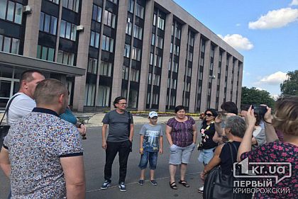 На митинг перед мэрией вышли криворожане, которые вторую неделю живут без электроснабжения