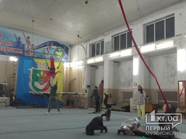 На стенах грибок, в зале +8 градусов: криворожские акробаты готовятся к чемпионату Украины