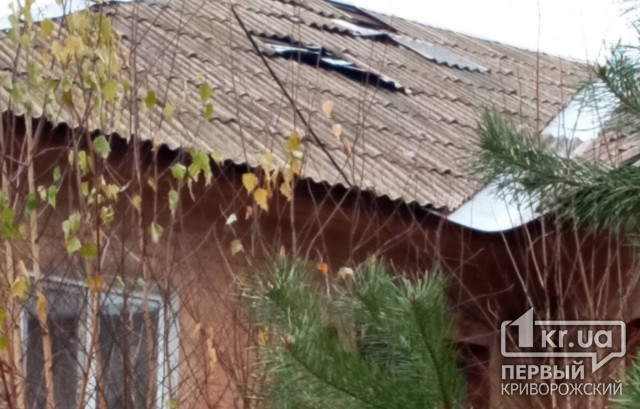После летнего урагана на крыше одного из криворожских домов все еще «болтается» шифер
