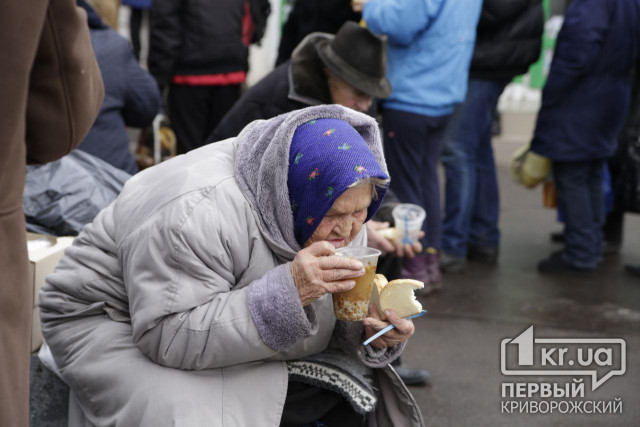 Волонтеры в Кривом Роге несколько раз в неделю кормят бездомных людей