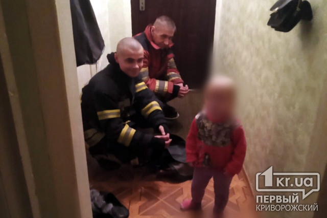 Пожарные помогли криворожанину попасть в квартиру, в которой его маленькая дочь оказалась взаперти