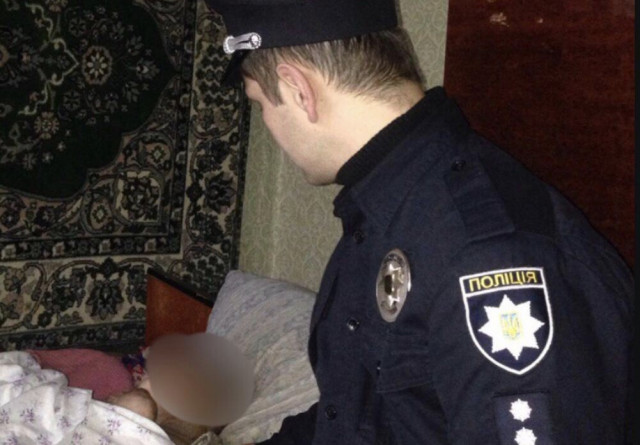 В Кривом Роге полицейский спас жизнь пожилой женщине, которая подавилась печеньем