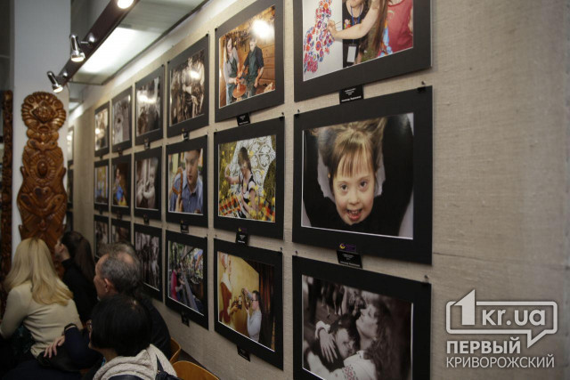 У Кривому Розі організували виставку фото дітей із особливими учбовими потребами