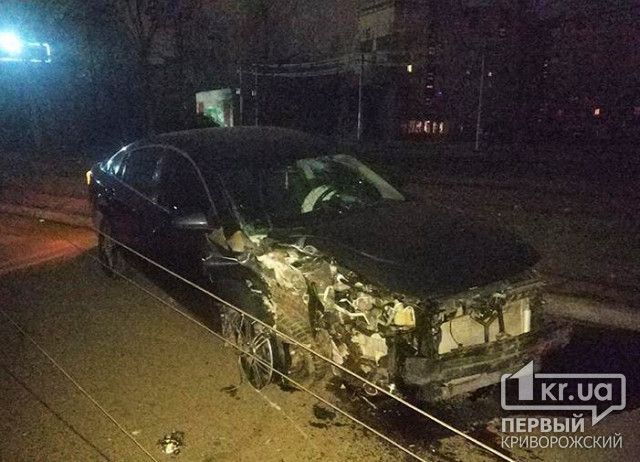 В Кривом Роге ночью автомобиль Mazda протаранил столб, водитель скрылся