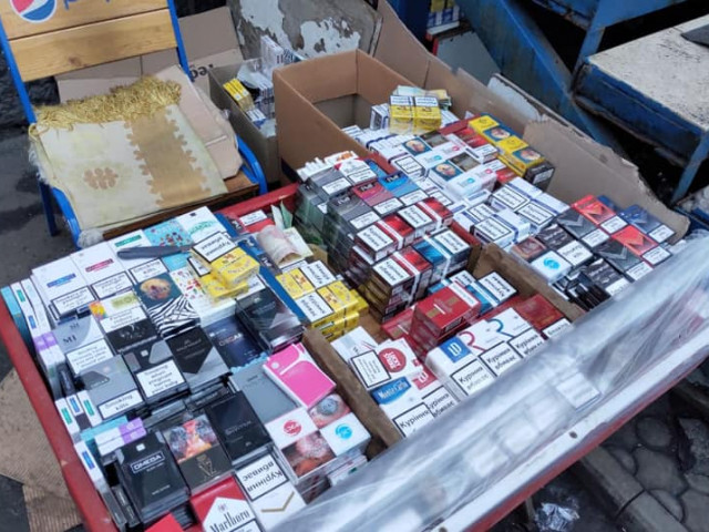 Криворожские полицейские изъяли у нелегального торговца сотни пачек сигарет