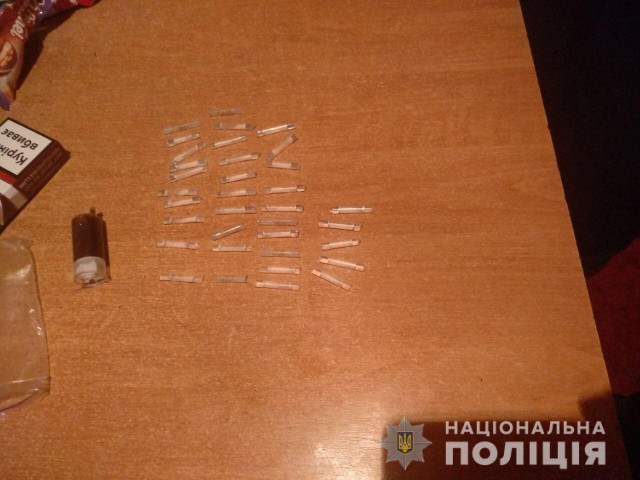 В Кривом Роге во время обысков полицейские изъяли наркотики в домах двоих горожан