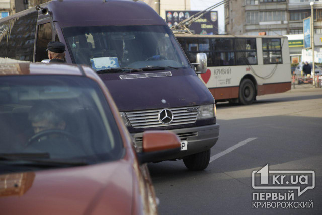 ДТП в Кривом Роге: на кольце 95 квартала столкнулись маршрутка и такси
