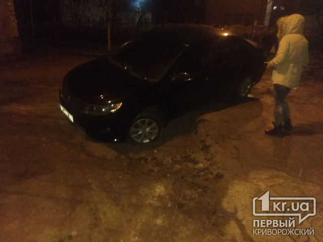Из-за «раскопок» криворожской теплоцентрали в грязи застрял автомобиль
