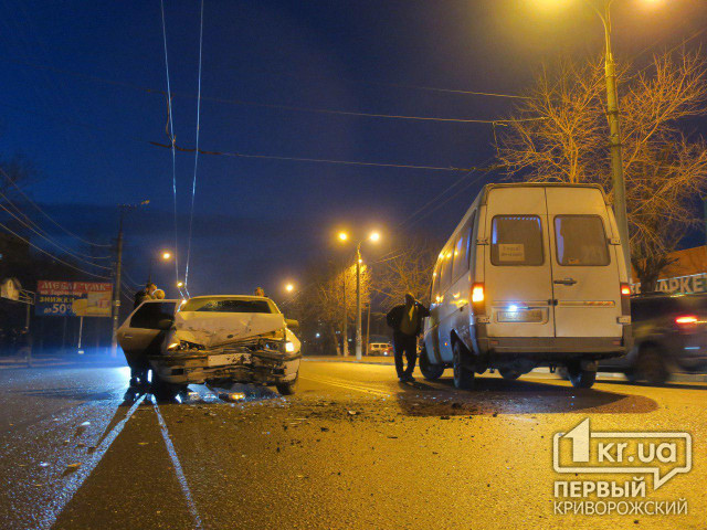 ДТП в Кривом Роге: в результате столкновения маршрутки и легкового авто пострадала женщина