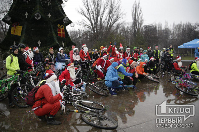 Почти 70 велосипедистов в костюмах Дедов Морозов проехались улицами Кривого Рога