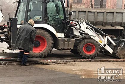 В Кривом Роге возле больницы прорвало водопровод