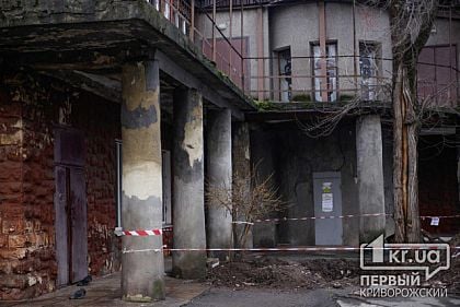 Проход запрещен: снаружи осыпался фасад и трескались колонны, внутри криворожского ЦДЮТ делали косметический ремонт