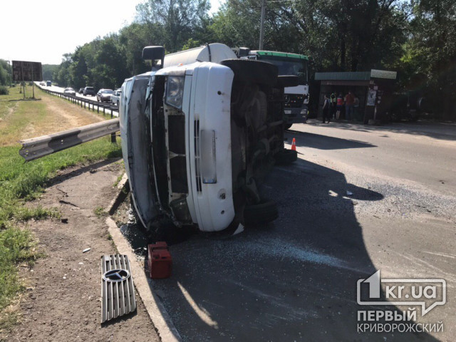 В результате ДТП в Кривом Роге пострадал водитель маршрутки, которая перевернулась