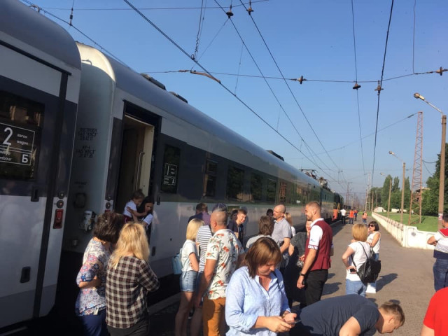 Поезд Интерсити Кривой Рог – Киев больше часа простоял на Червоной