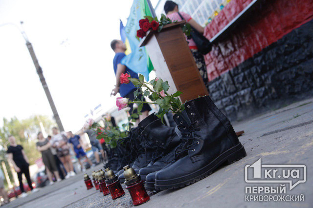 Криворіжці вп&#039;яте зібрались на центральній площі, аби вшанувати загиблих на борту Іл-76 у 2014 році