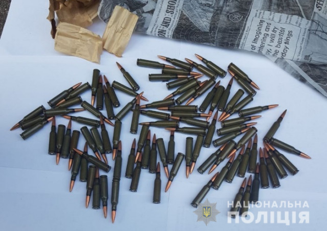 Патроны, пистолет и гранаты изъяли за сутки криворожские правоохранители у подозреваемых в сбыте боеприпасов