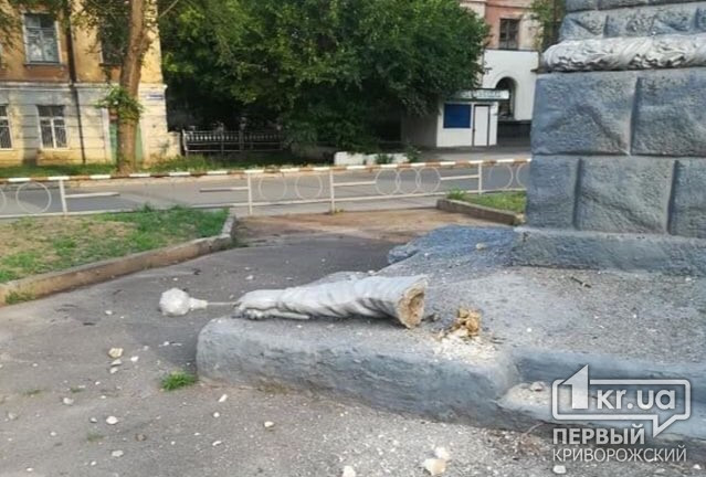 В Кривом Роге у памятника Хмельницкому отпала рука