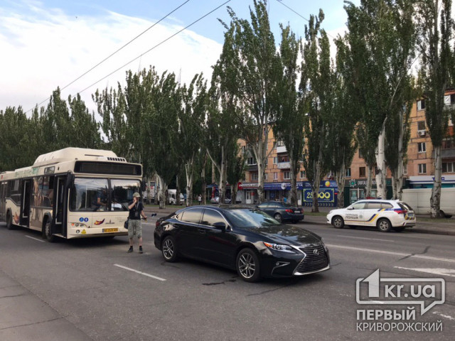 Элитная иномарка и коммунальный автобус в Кривом Роге попали в ДТП
