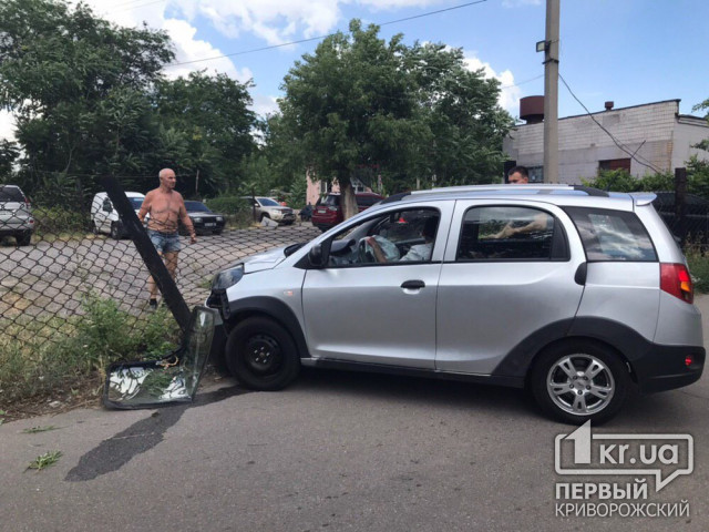 В Кривом Роге выпивший водитель влетел в забор, пострадала пассажирка