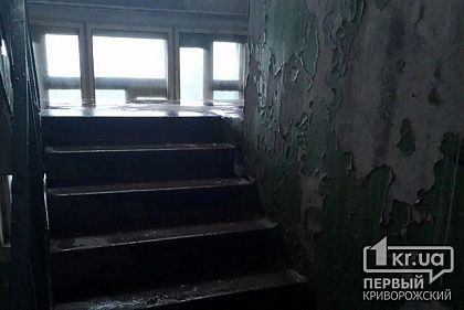 Ливневая система криворожской многоэтажки не справилась с нагрузкой, потому затопило подъезд дома, - заявление