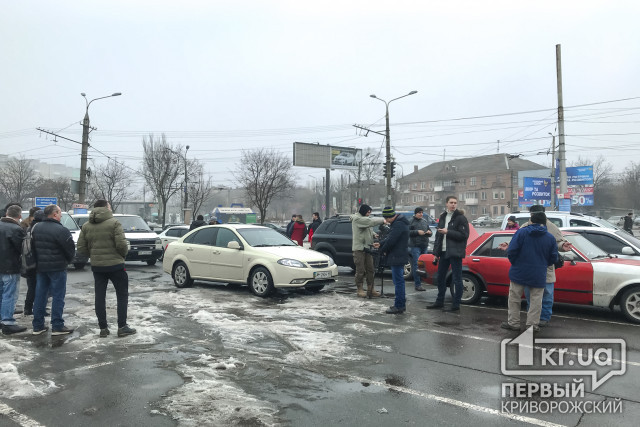 Несколько десятков автомобилистов собрались, чтобы почтить память легендарного украинского музыканта Андрея Кузьменко