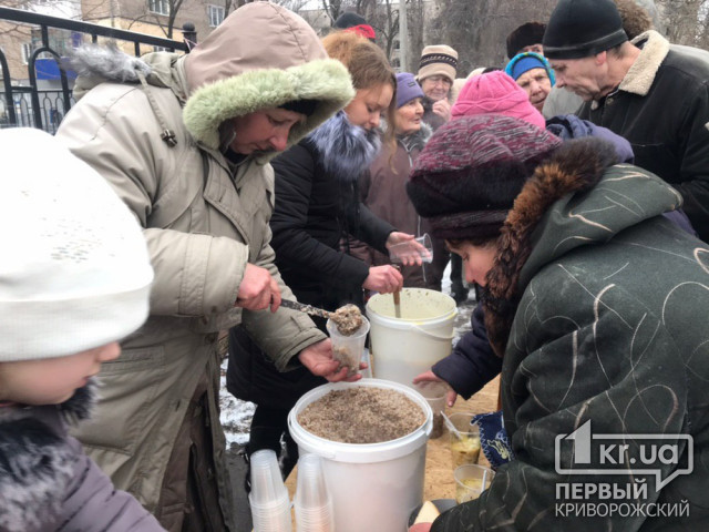 Криворожские волонтеры накормили теплой и домашней едой бездомных и нуждающихся горожан